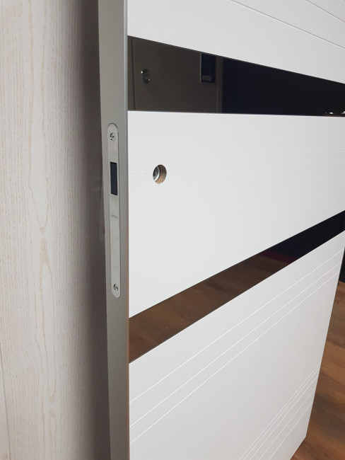 Межкомнатная дверь Эко Шпон ALUM-13 Вельвет белый горизонт